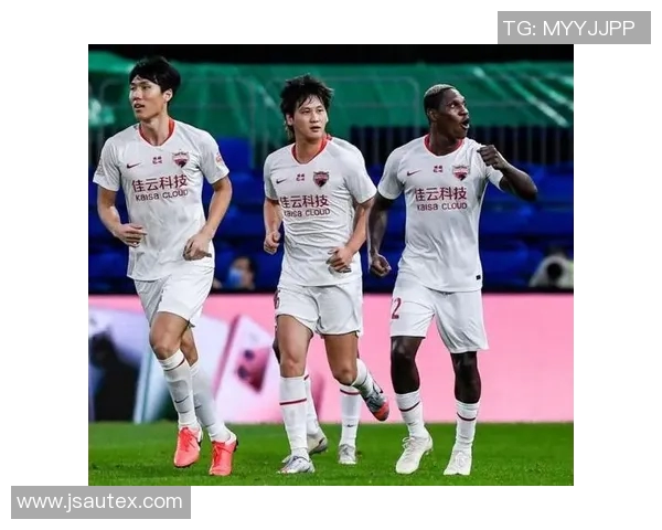 这比杨瀚森本人还高兴啊！杨瀚森上篮得分 韦斯利激动挥拳庆祝！